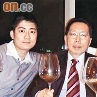 阮家輝（左）生前與父親阮雲道把酒言歡。