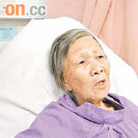遇劫受傷老婦送院治療。