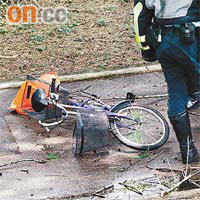 事主的單車留在現場，警員在旁調查。