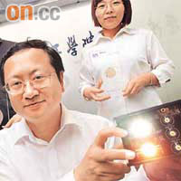 蕭國偉（前排）展示該公司新開發的LED芯片，指成功之道是直接應用科大研發的高端科技。
