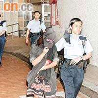 父女被警員帶離現場。