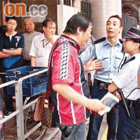 男子（右三）向警員解釋「非禮」誤會經過，女事主（左一）在場助查。