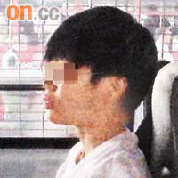 女事主在警車上一度哭泣落淚。