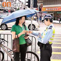 警方會在行人過路處，檢控違例過馬路的人。
