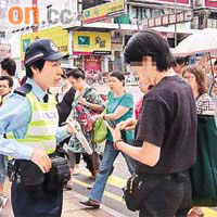 警方近日在大埔區內執法，檢控涉嫌違例過馬路人士。