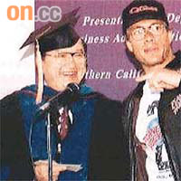 影星尚格雲頓（右）是汪長智（左）生前的好友。《中大校友》圖片