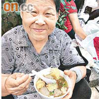 港人王婆婆向外傭購得一碗牛丸豆卜湯粉絲。