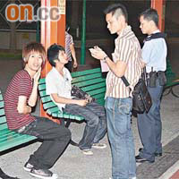 警員向其中兩遇襲青年查問。