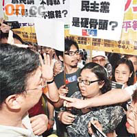示威者肉緊地指罵包括張文光（左）在內的民主黨成員。 陸智豪攝
