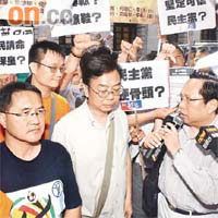 民主黨（左起）李永達、張文光及何俊仁昨被示威者倒拇指柴台。