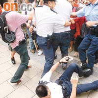 有警員與市民碰撞時跌倒。