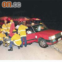 的士司機受傷被困，消防員到場施救。