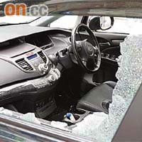 七人車車窗被賊人打破。