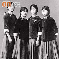 辛亥革命後，女子受教育機會增加，一九一○至二○年代的學生，普遍穿上衣下裙的服裝，稱為「文明新裝」。	（黑白圖片）