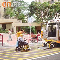 復康巴士現時只可停在邨外，長者或殘疾人士上下車極不方便。