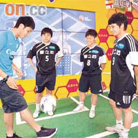 （左至右）陳文輝教黃謙進、李樹烊及蔡國威玩花式足球。
