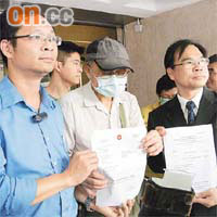 游文輝（中）對判決感到欣慰，旁為協助他的社區組織協會幹事蔡耀昌（左）和律師廖成利（右）。