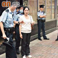 婦人向警員講述遇襲經過。