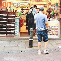 兩名「吞泡」軍裝警員，先到便利店購買檸檬茶、汽水、薯片及報紙。