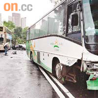 肇事旅遊巴車頭撞毀。