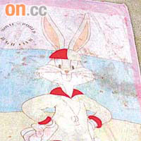 包裹棄嬰的毛巾印有兔仔圖案。