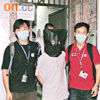 涉案男子被帶回警署調查。