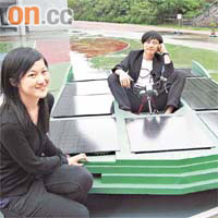 太陽能環保車項目有十六個來自四個課程的學生參與，機械工程學高級文憑二年級生陸清慧（左）是唯一女將，身旁是其有份研發的第一代太陽能環保車SOPHIE。