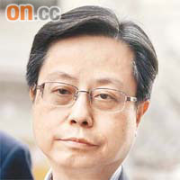 屋宇署「優先取締新建僭建物」政策被轟言過其實。圖為署長區載佳。