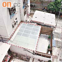 荔安大廈一樓平台有新建僭建物（紅框示）。