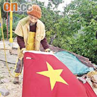 古佛禪寺僧侶展示被破壞的國旗。資料圖片