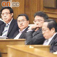 民主黨議員昨日進行反擊，大翻社民連的舊帳和瘡疤。