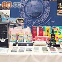 警方檢假卡及大批懷疑贓物的食品。