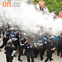 警方施放胡椒噴霧驅趕示威人群。