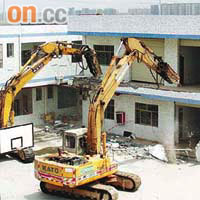 南山區政府昨出動工程車強拆批發中心宿舍和飯堂。