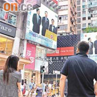 不少市民關注政改新聞，在鬧市大電視機觀看直播。