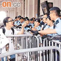 警方除在立法會大樓外架起鐵欄外，更有大批警員駐守，防止有示威者衝入立法會。