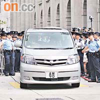 警員在立法會大樓外築成人鏈，為曾蔭權的座駕開路。