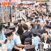 官員出席撐政改嘉年華後，在大批警員保護下離開。