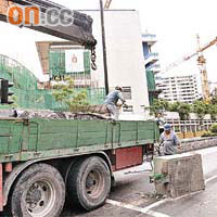 重型貨車跌出的石躉置在路中。