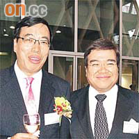 梁君彥（左）介紹香港知專設計學院新校園，肥胡都有嚟撐場。