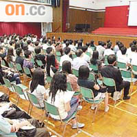 恒生商學書院昨舉辦學士學位課程講座，吸引逾百名學生及家長出席。