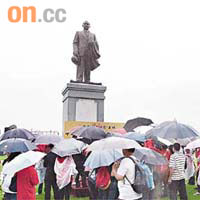 西環中山紀念公園揭幕，公園擺放了一個大型孫中山銅像。