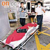 在內地跌傷腳少女由母親陪同返港送院。
