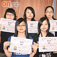 陳諾霖（後排中）與其他同學同奪徵文比賽優異獎。