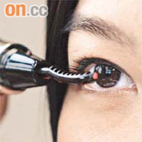 專家提醒女士使用電睫毛棒時，切勿接觸眼皮，否則可能被燙傷。
