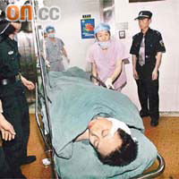 救援人員將傷者陸續送抵醫院搶救。	本報記者深圳傳真