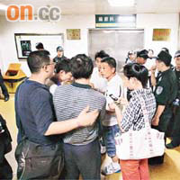 部分傷者家屬趕抵醫院了解情況，神情焦急。	本報記者深圳傳真