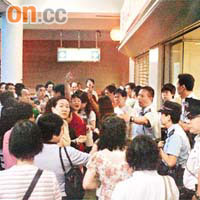 約二十名示威人士昨晚仍在中銀香港翠屏分行門外留守，多名警務人員在場戒備。