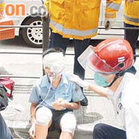救護員為受傷男生包紮。