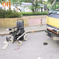 電動輪椅與拖車碰撞損毀。
